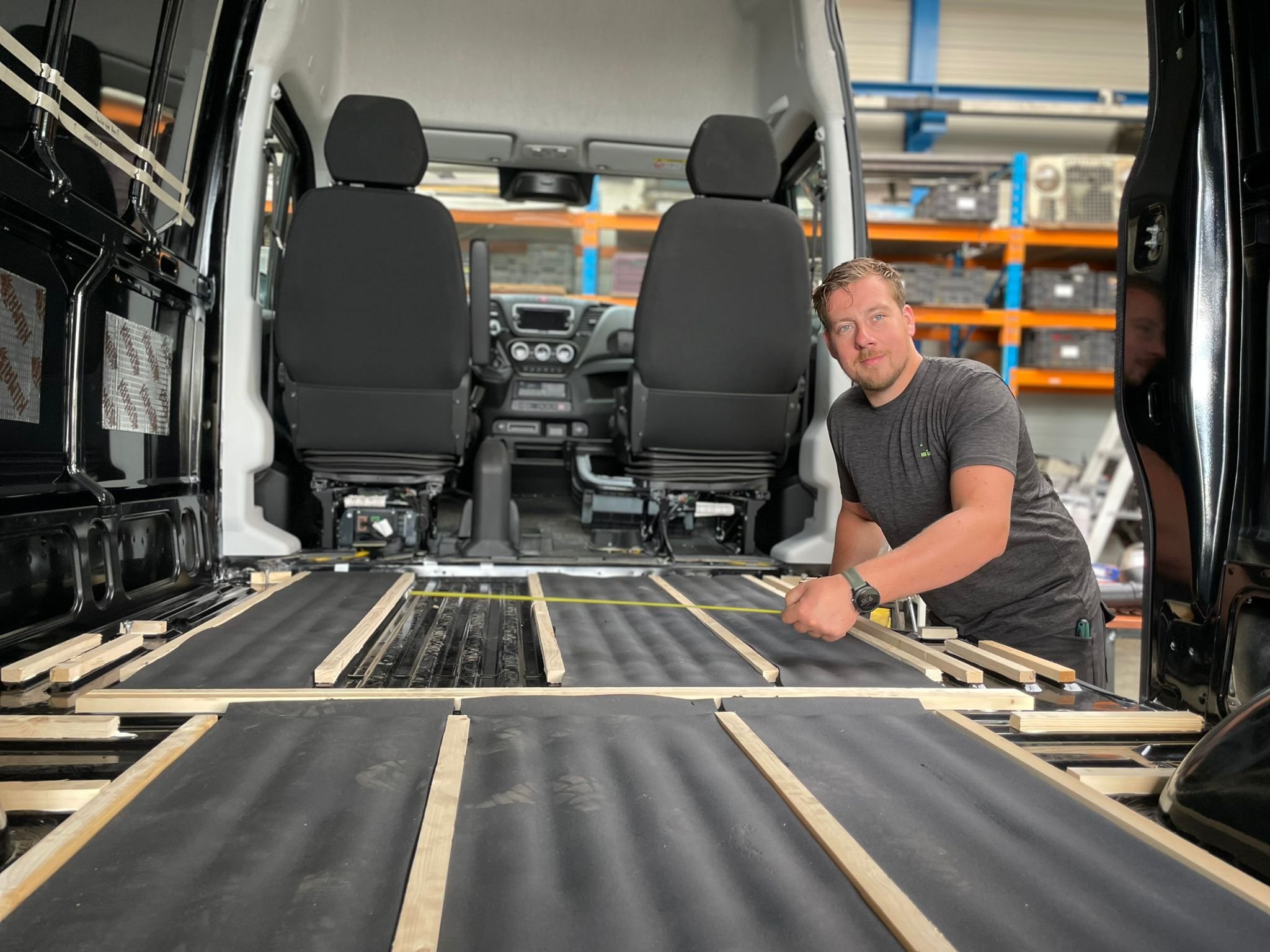 Werkzaamheden aan de vloer van een Iveco Daily 4x4