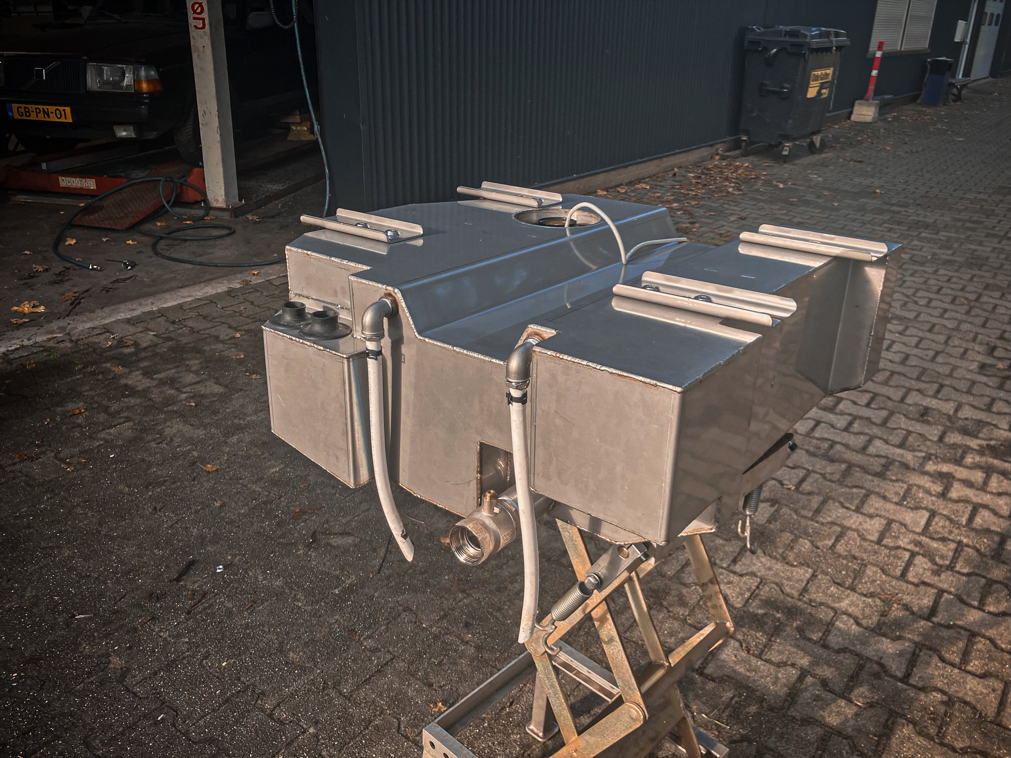 RVS grijswatertank onder een Mercedes Sprinter 4x4