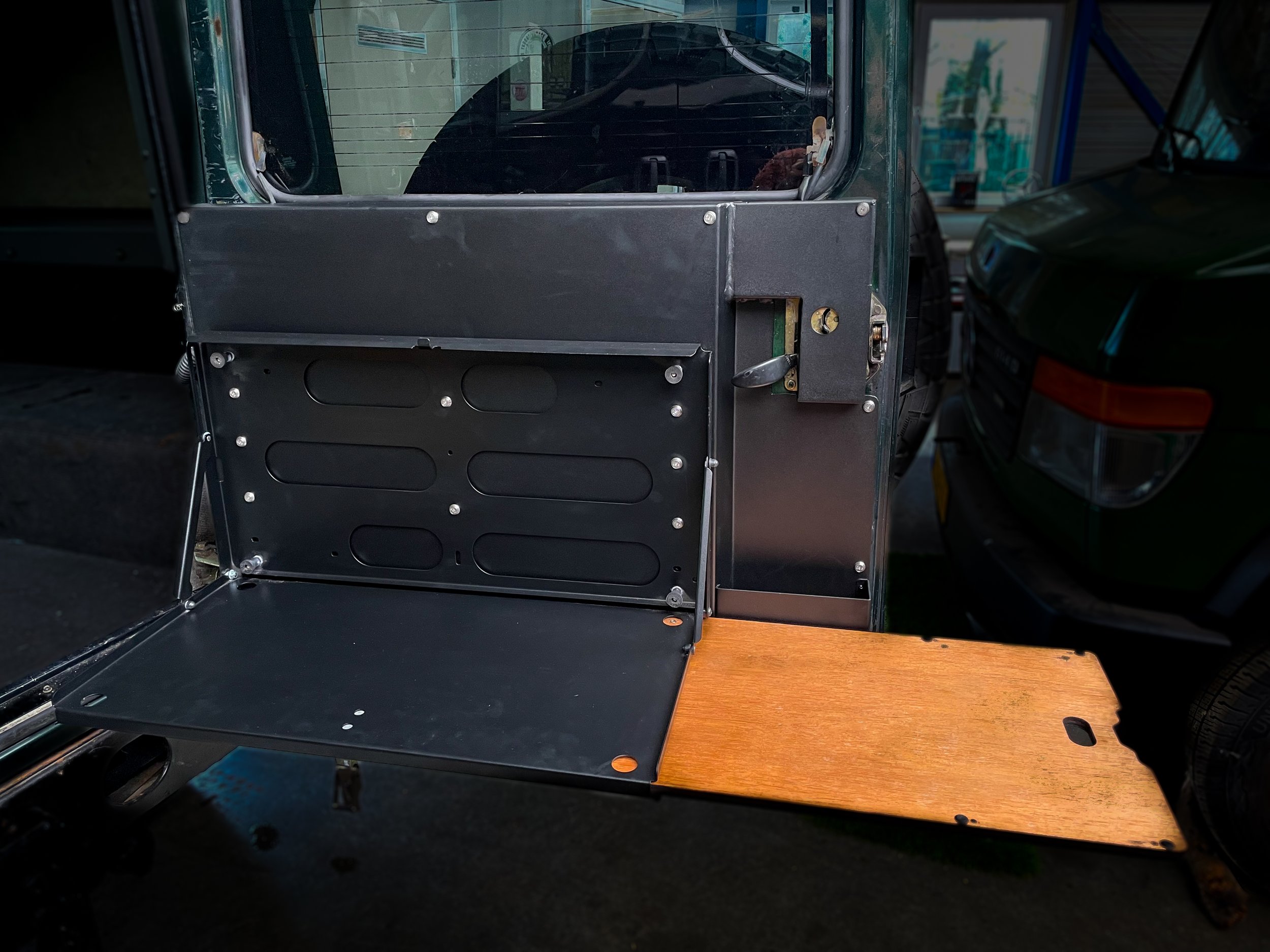 Aluminium deurpaneel met klaptafel in een Land Rover Defender