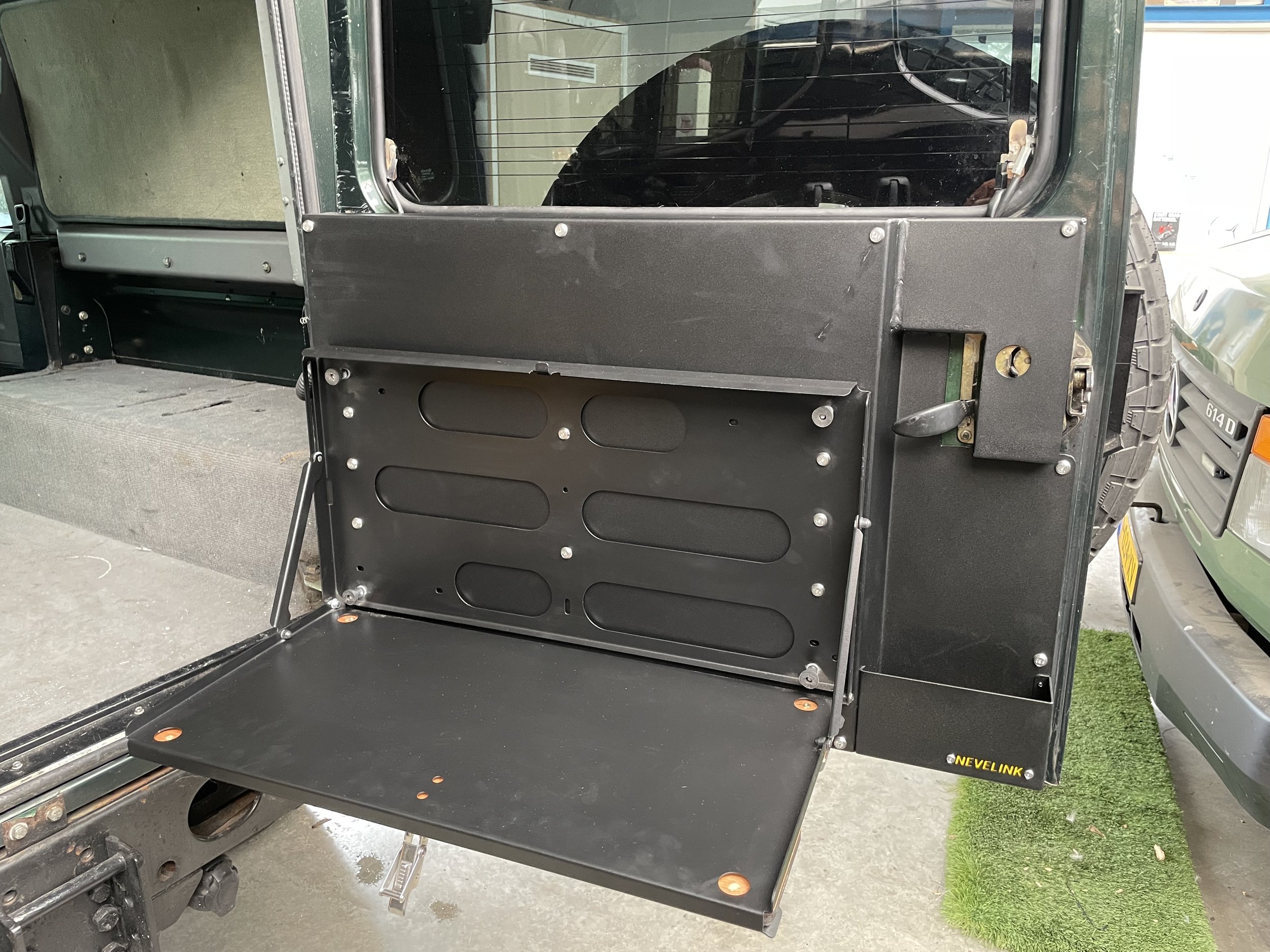Aluminium deurpaneel in een Land Rover Defender TD5
